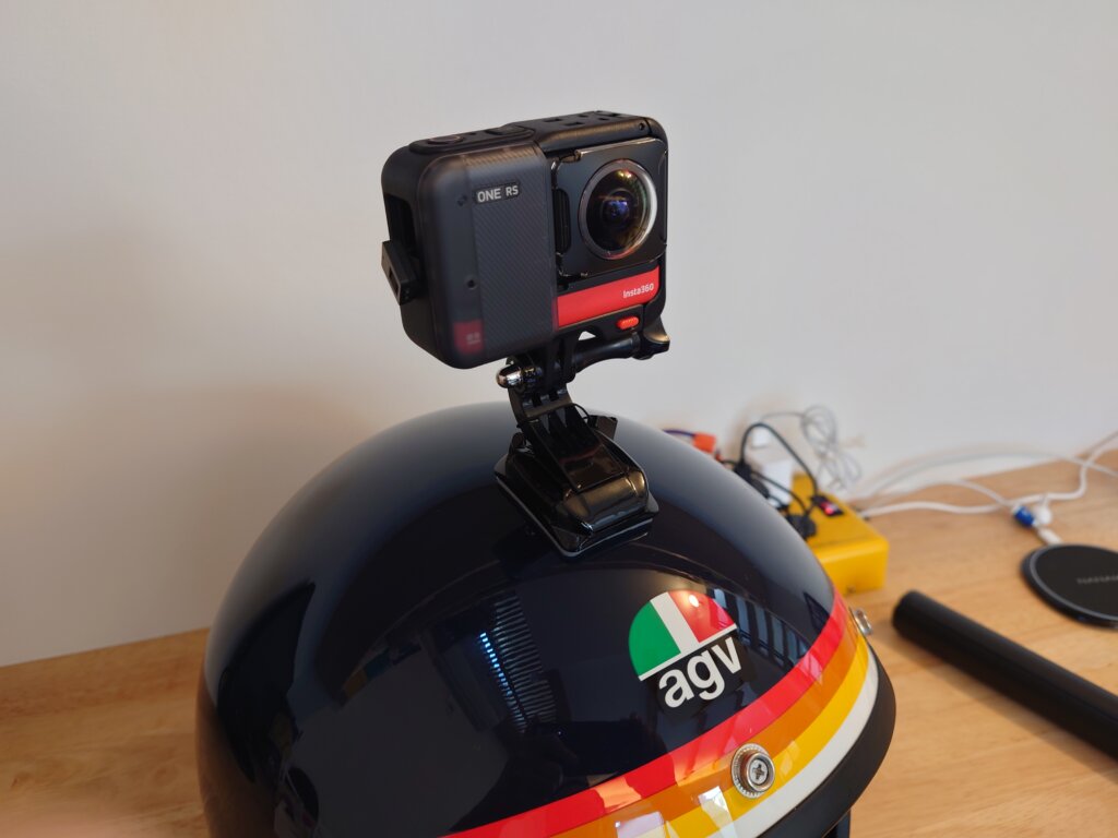 「Insta360 ONE RS」をヘルメットマウント