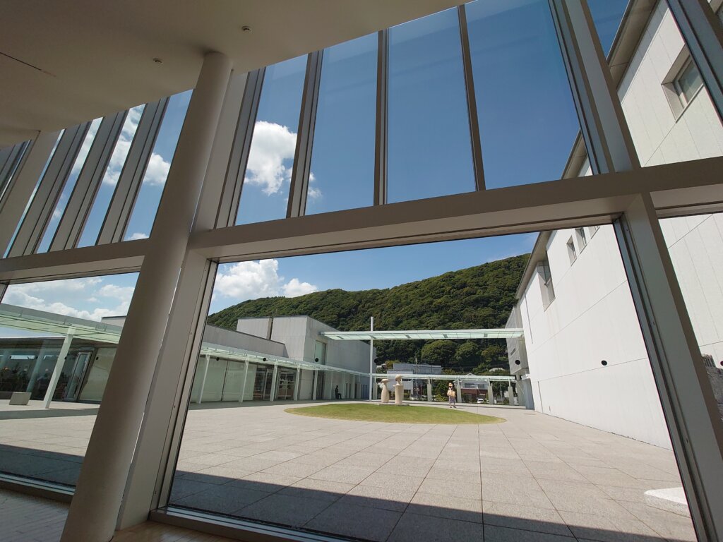 神奈川県立美術館 葉山の中庭の眺め